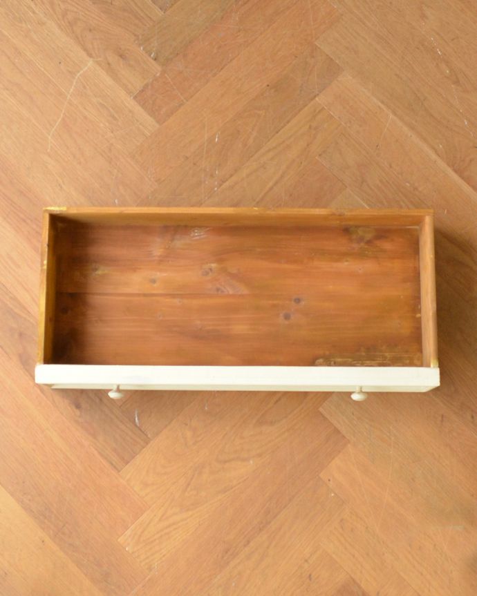 アンティークのキャビネット　アンティーク家具　柔らかいカラーのペイントキャビネット、フランスのアンティーク家具。引き出しの内側もキレイな状態なので何でも入れられます。(d-1239-f)