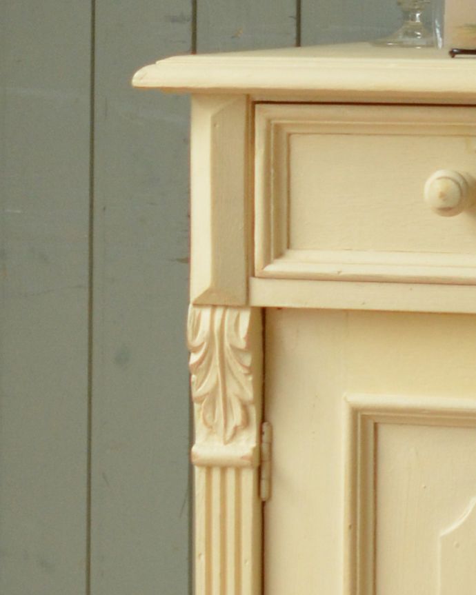 アンティークのキャビネット　アンティーク家具　柔らかいカラーのペイントキャビネット、フランスのアンティーク家具。美しい彫にうっとり。(d-1239-f)