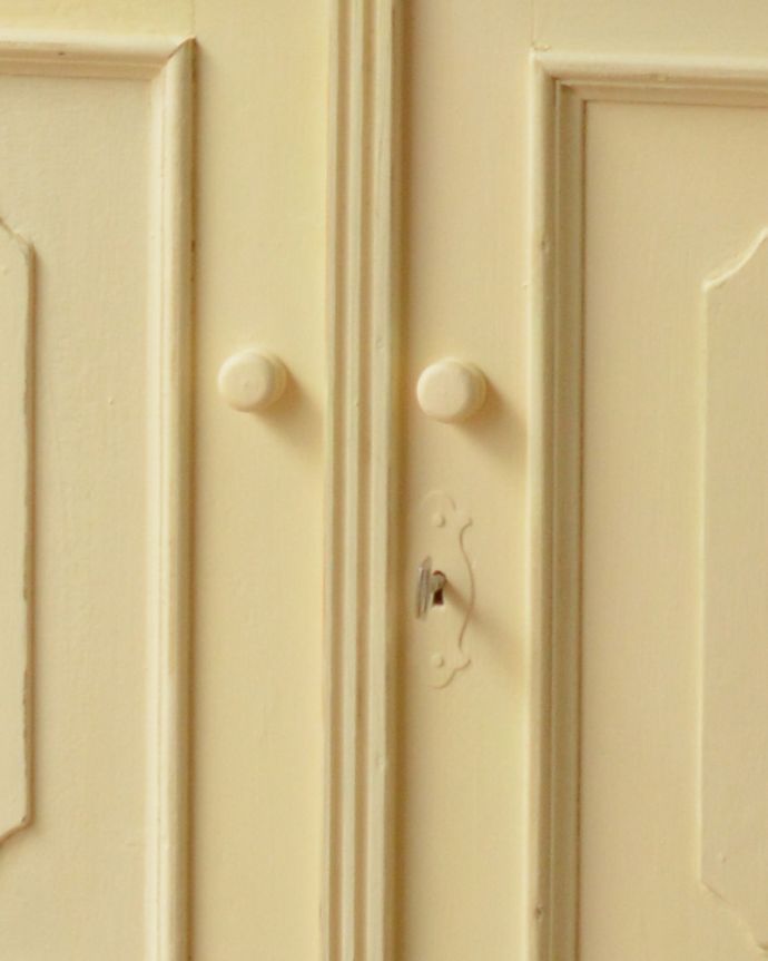 アンティークのキャビネット　アンティーク家具　柔らかいカラーのペイントキャビネット、フランスのアンティーク家具。アンティークの鍵穴があります。(d-1239-f)