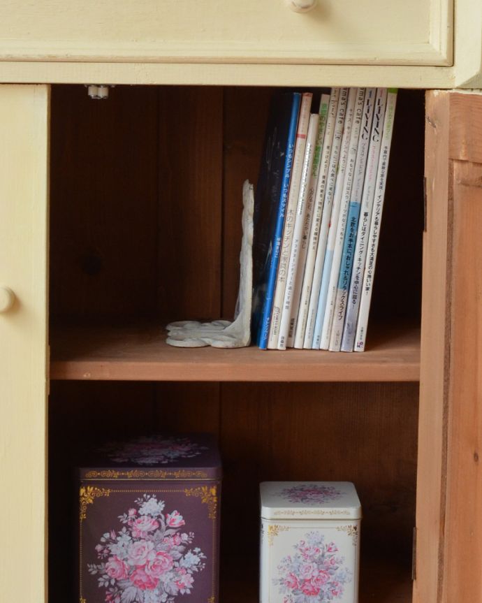 アンティークのキャビネット　アンティーク家具　柔らかいカラーのペイントキャビネット、フランスのアンティーク家具。雑誌も入るゆったりサイズの収納です。(d-1239-f)