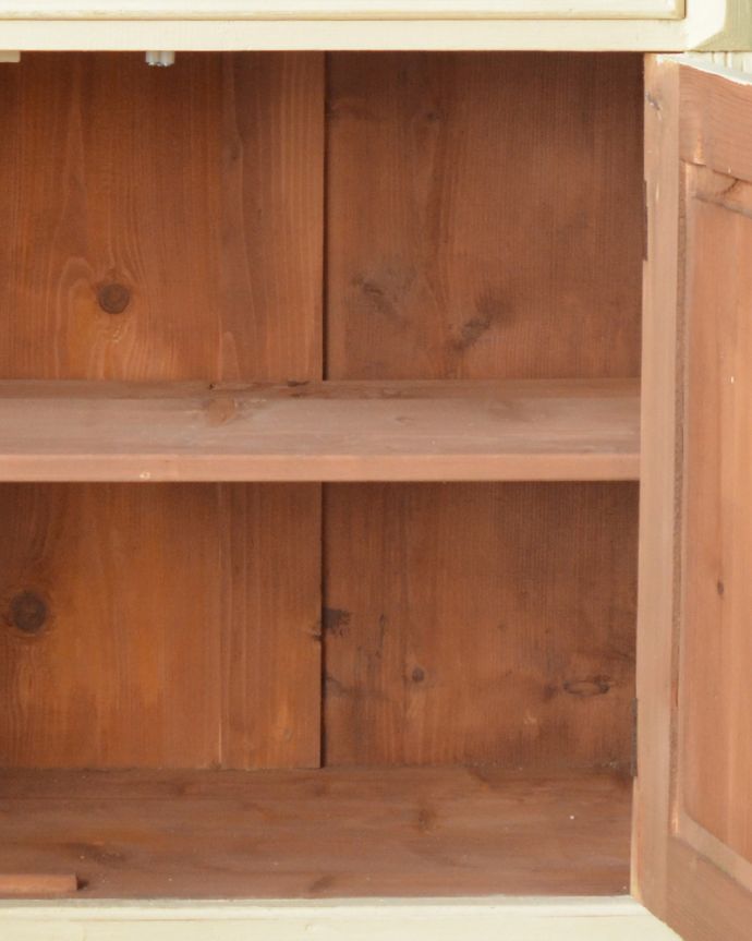 アンティークのキャビネット　アンティーク家具　柔らかいカラーのペイントキャビネット、フランスのアンティーク家具。棚板があるので、整理整頓がしやすいですよ。(d-1239-f)