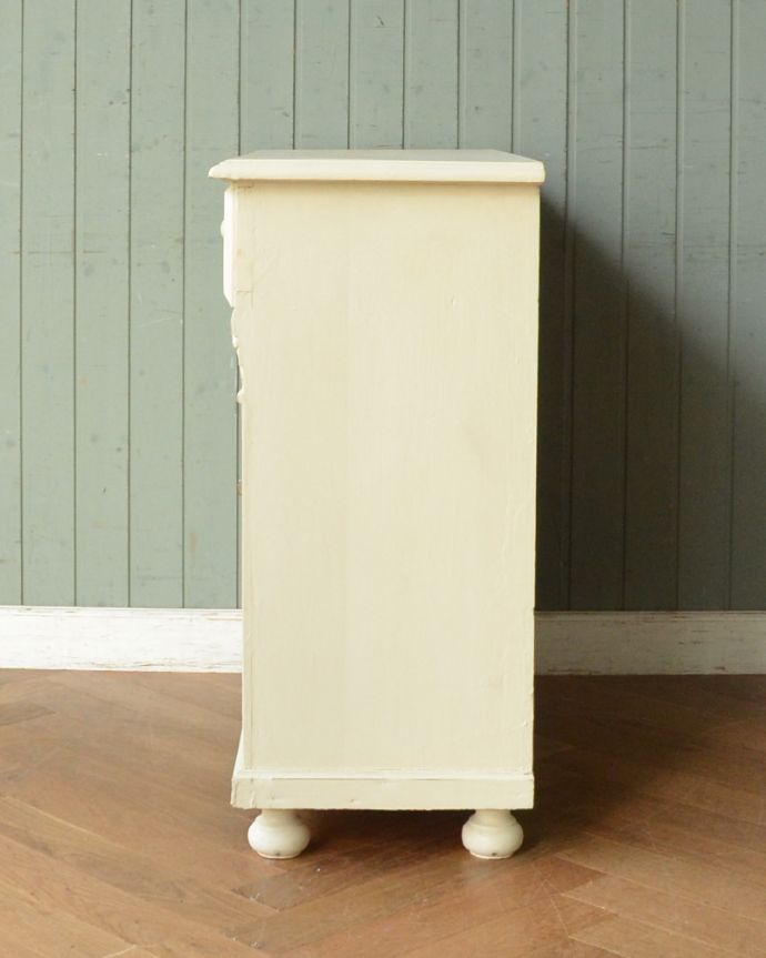 アンティークのキャビネット　アンティーク家具　柔らかいカラーのペイントキャビネット、フランスのアンティーク家具。サイドもきれいにペイントされています。(d-1239-f)