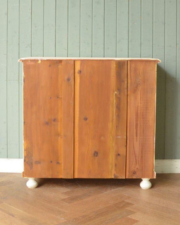 アンティークのキャビネット　アンティーク家具　柔らかいカラーのペイントキャビネット、フランスのアンティーク家具。アンティークは新品ではないので、もちろん経年変化によるキズはありますが、専門の職人が目立たないようキレイにお直しをしているので、後姿までキレイです。(d-1239-f)