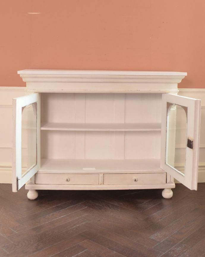 アンティークのキャビネット　アンティーク家具　アーチ型のガラスが可愛い、フランスアンティークのガラスキャビネット（白）。棚板があるので、整理整頓がしやすいですよ。(d-1240-f)