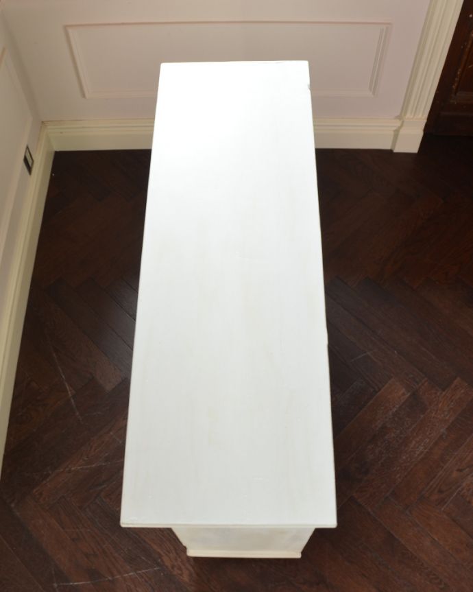 アンティークのキャビネット　アンティーク家具　アーチ型のガラスが可愛い、フランスアンティークのガラスキャビネット（白）。天板もキレイに仕上げました。(d-1240-f)