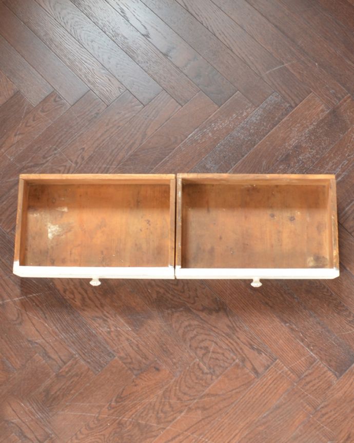 アンティークのキャビネット　アンティーク家具　アーチ型のガラスが可愛い、フランスアンティークのガラスキャビネット（白）。大きな引き出しが２杯付いています。(d-1240-f)