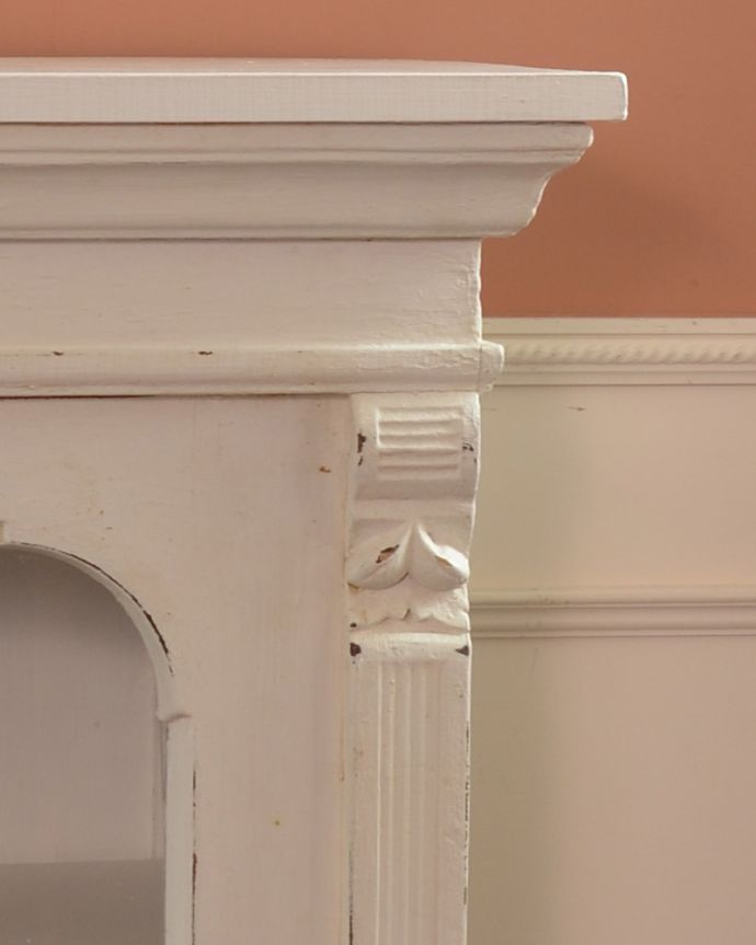 アンティークのキャビネット　アンティーク家具　アーチ型のガラスが可愛い、フランスアンティークのガラスキャビネット（白）。美しい彫にうっとり。(d-1240-f)