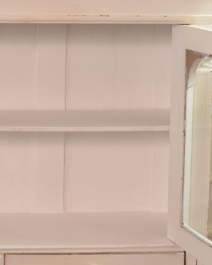 アンティークのキャビネット　アンティーク家具　アーチ型のガラスが可愛い、フランスアンティークのガラスキャビネット（白）。棚の内側はホワイトペイント。(d-1240-f)