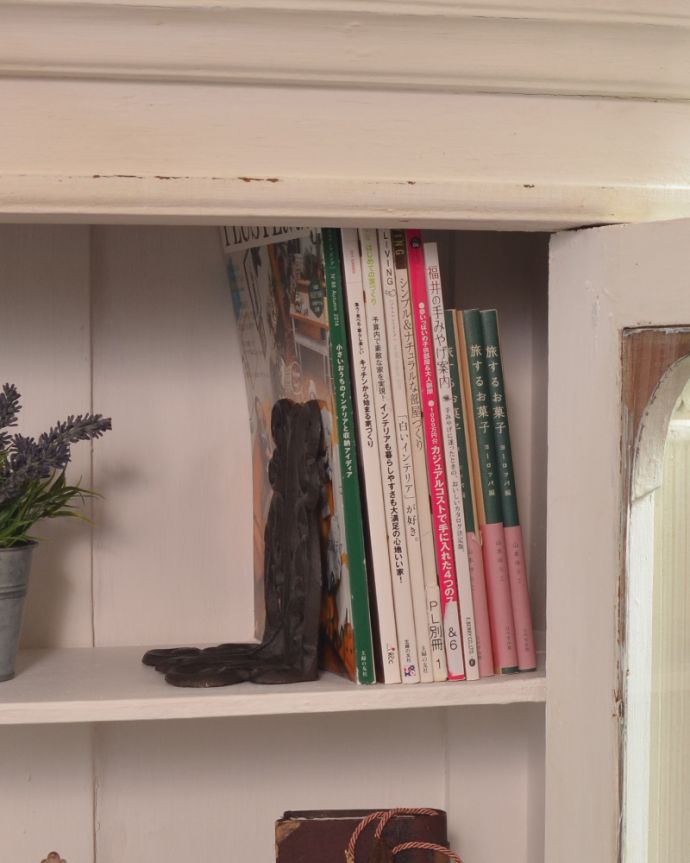 アンティークのキャビネット　アンティーク家具　アーチ型のガラスが可愛い、フランスアンティークのガラスキャビネット（白）。雑誌も入るゆったりとした収納スペースです。(d-1240-f)