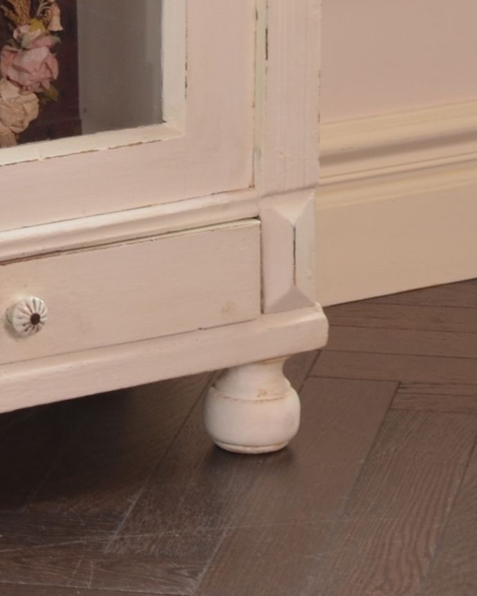 アンティークのキャビネット　アンティーク家具　アーチ型のガラスが可愛い、フランスアンティークのガラスキャビネット（白）。玉ねぎ形の脚。(d-1240-f)