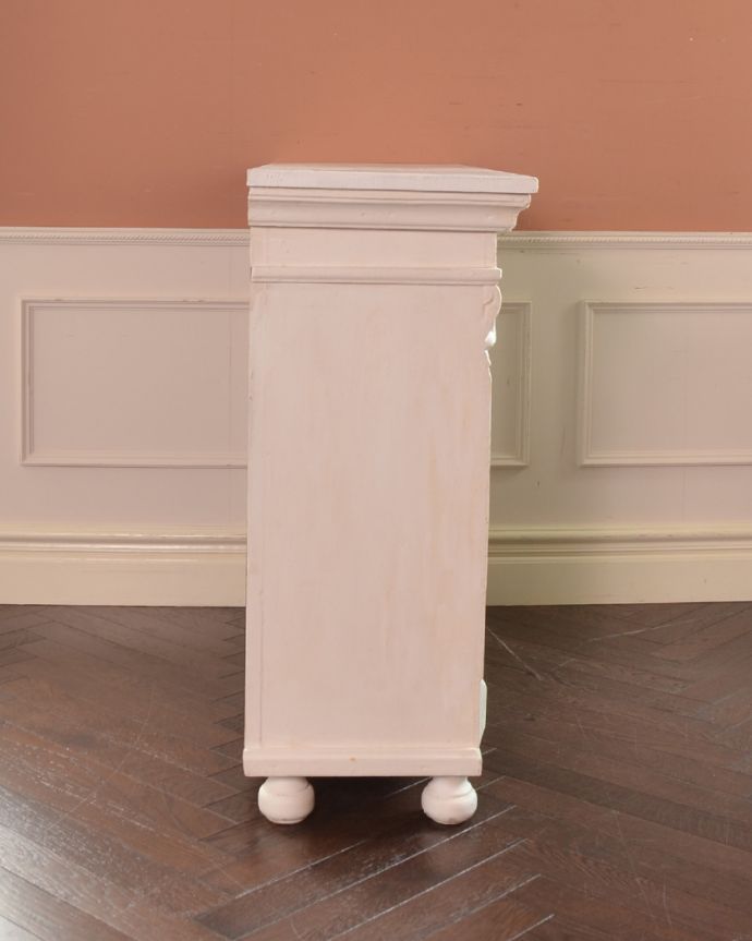 アンティークのキャビネット　アンティーク家具　アーチ型のガラスが可愛い、フランスアンティークのガラスキャビネット（白）。サイドもきれいにペイントされています。(d-1240-f)