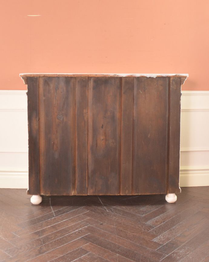 アンティークのキャビネット　アンティーク家具　アーチ型のガラスが可愛い、フランスアンティークのガラスキャビネット（白）。アンティークは新品ではないので、もちろん経年変化によるキズはありますが、専門の職人が目立たないようキレイにお直しをしているので、後姿までキレイです。(d-1240-f)