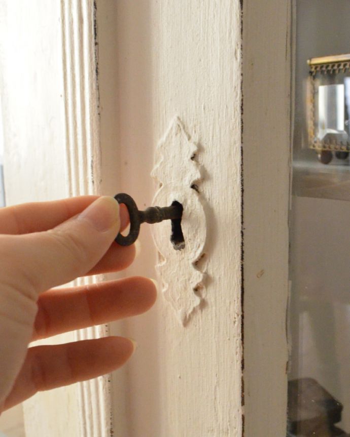 アンティークのキャビネット　アンティーク家具　アーチ型のガラスが可愛い、フランスアンティークのガラスキャビネット（白）。アンティークの鍵穴があります。(d-1240-f)