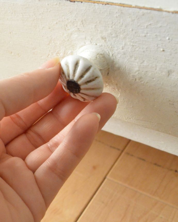 アンティークのキャビネット　アンティーク家具　アーチ型のガラスが可愛い、フランスアンティークのガラスキャビネット（白）。白いお花の様な可愛い取っ手です。(d-1240-f)