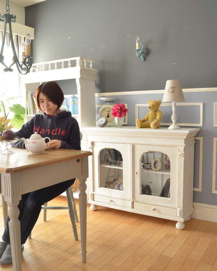 アンティークのキャビネット　アンティーク家具　アーチ型のガラスが可愛い、フランスアンティークのガラスキャビネット（白）。お部屋にちょこんと。(d-1240-f)