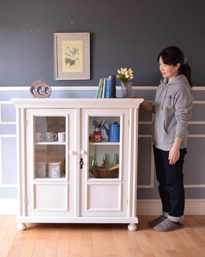 アンティークのキャビネット アンティーク家具 フレンチスタイルのガラスキャビネット(ホワイト)、アンティークのペイント家具。リビングで実用的に使えます。(d-1241-f)