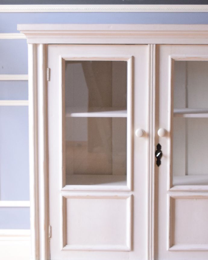 アンティークのキャビネット アンティーク家具 フレンチスタイルのガラスキャビネット(ホワイト)、アンティークのペイント家具。ホワイトペイントの温かい雰囲気で居心地抜群のお部屋になります。(d-1241-f)