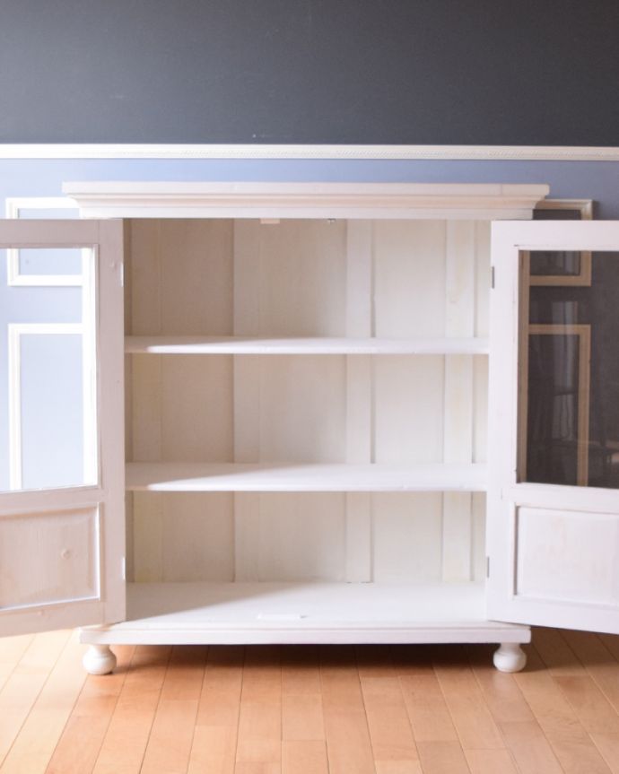 アンティークのキャビネット アンティーク家具 フレンチスタイルのガラスキャビネット(ホワイト)、アンティークのペイント家具。棚板があるので、整理整頓がしやすいですよ。(d-1241-f)