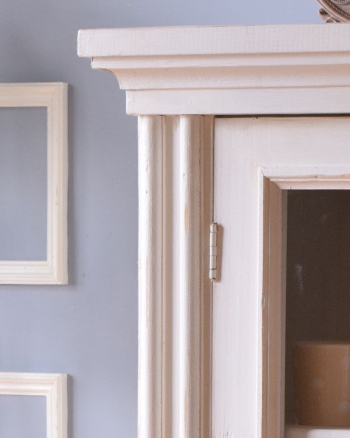 アンティークのキャビネット アンティーク家具 フレンチスタイルのガラスキャビネット(ホワイト)、アンティークのペイント家具。美しい彫にうっとり。(d-1241-f)