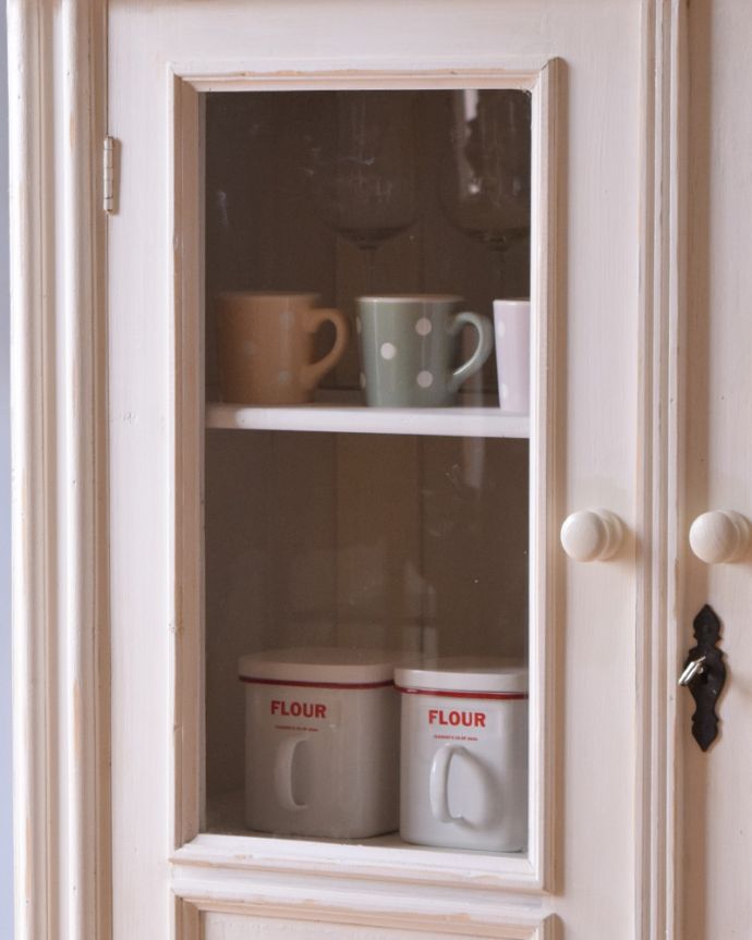 アンティークのキャビネット アンティーク家具 フレンチスタイルのガラスキャビネット(ホワイト)、アンティークのペイント家具。貴重なアンティークのガラスが残っていました。(d-1241-f)