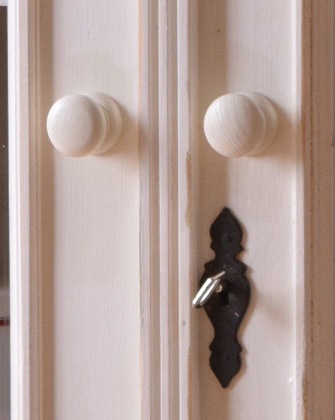 アンティークのキャビネット アンティーク家具 フレンチスタイルのガラスキャビネット(ホワイト)、アンティークのペイント家具。風合いがいい感じの取っ手。(d-1241-f)