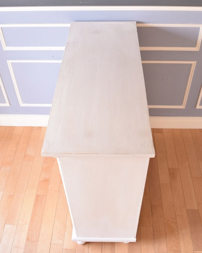 アンティークのキャビネット アンティーク家具 フレンチスタイルのガラスキャビネット(ホワイト)、アンティークのペイント家具。天板もキレイに仕上げました。(d-1241-f)