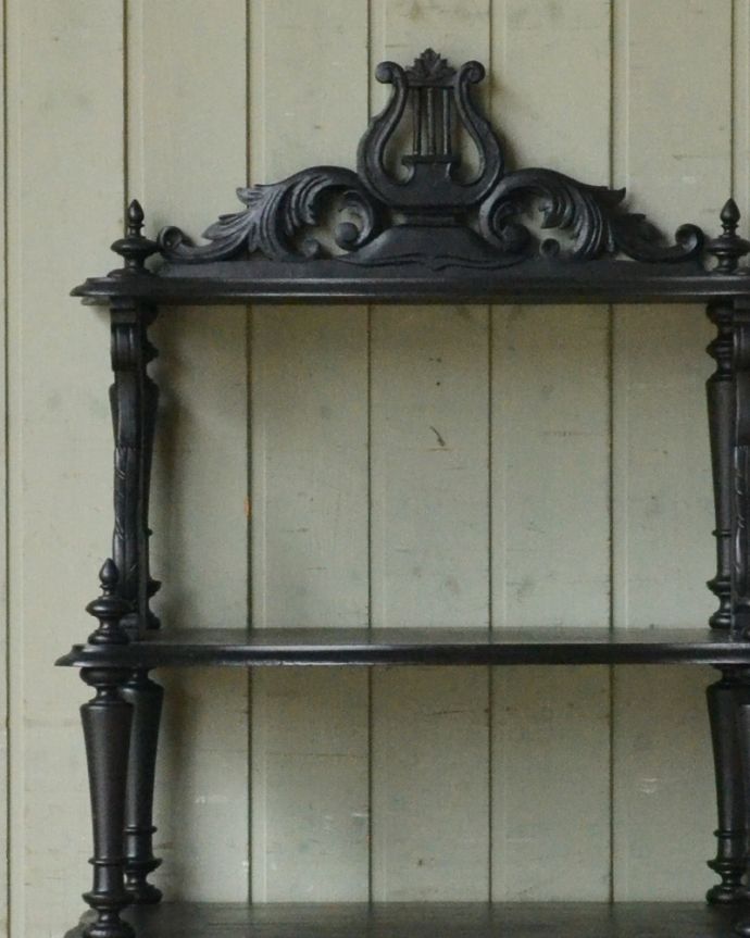 アンティークのキャビネット　アンティーク家具　リラモチーフが素敵なミュージックラック（黒）、ヨーロッパのアンティーク家具。空間が引き締まるブラックのミュージックラック。(d-1243-f)