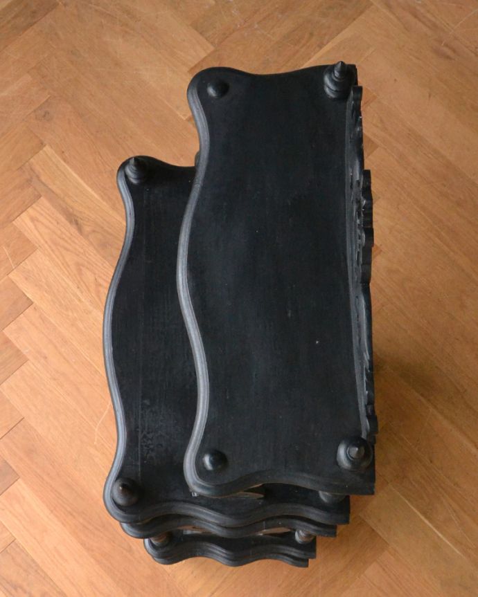 アンティークのキャビネット　アンティーク家具　リラモチーフが素敵なミュージックラック（黒）、ヨーロッパのアンティーク家具。天板もキレイに仕上げてあるので、ご安心ください。(d-1243-f)