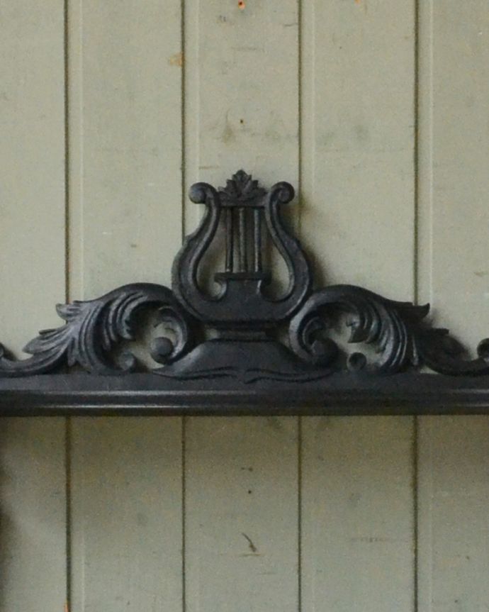 アンティークのキャビネット　アンティーク家具　リラモチーフが素敵なミュージックラック（黒）、ヨーロッパのアンティーク家具。上品な彫が印象的なデザインです。(d-1243-f)