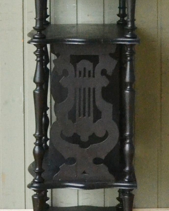 アンティークのキャビネット　アンティーク家具　リラモチーフが素敵なミュージックラック（黒）、ヨーロッパのアンティーク家具。サイドには、楽器をモチーフにした透かし彫りが施されています。(d-1243-f)