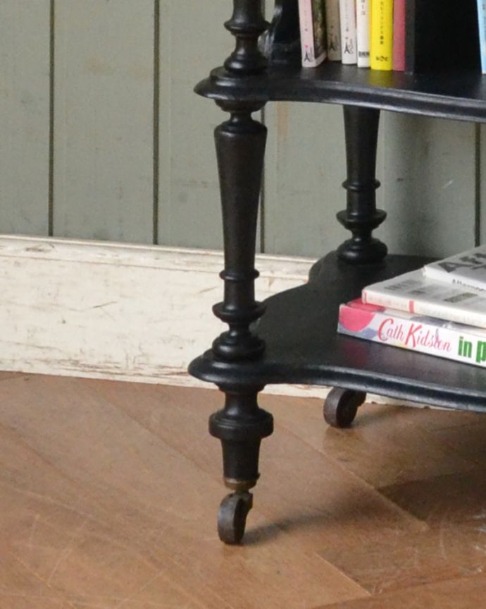 アンティークのキャビネット　アンティーク家具　リラモチーフが素敵なミュージックラック（黒）、ヨーロッパのアンティーク家具。きちんと調整したので、新しいものと比べるとスムーズではありませんが、ちゃんと動きます。(d-1243-f)