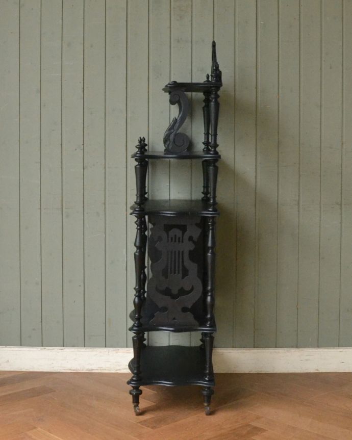 アンティークのキャビネット　アンティーク家具　リラモチーフが素敵なミュージックラック（黒）、ヨーロッパのアンティーク家具。サイドから見ても美しいデザイン。(d-1243-f)
