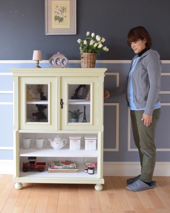 アンティークのキャビネット　アンティーク家具　優しい配色のアンティーク家具、ペイント仕上げのキャビネット。たくさん物が置けるのでリビングで実用的に使えます。(d-1245-f)