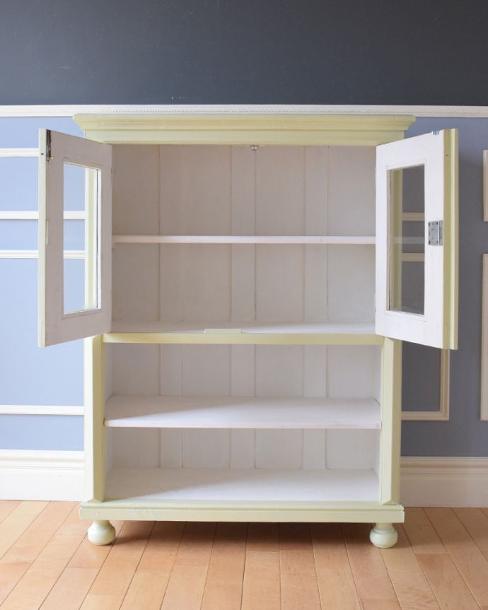 アンティークのキャビネット　アンティーク家具　優しい配色のアンティーク家具、ペイント仕上げのキャビネット。アンティークガラスが美しく残っていました。(d-1245-f)