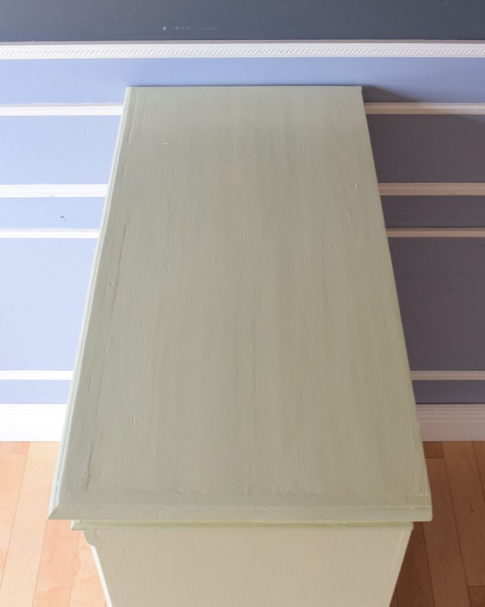 アンティークのキャビネット　アンティーク家具　優しい配色のアンティーク家具、ペイント仕上げのキャビネット。天板もキレイに仕上げました。(d-1245-f)