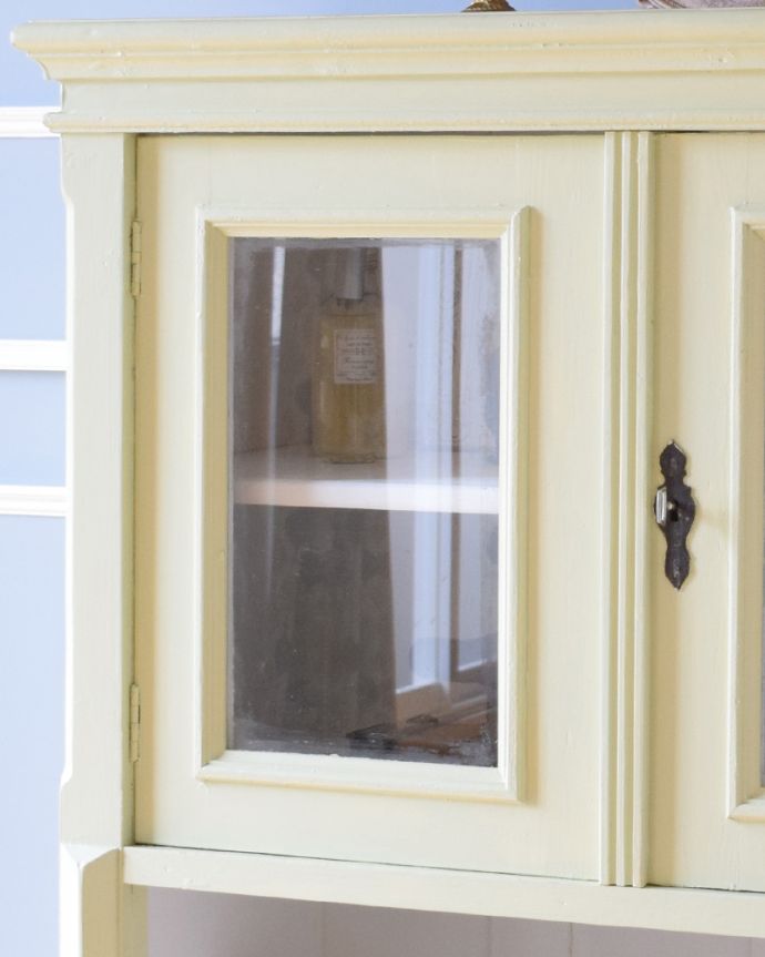 アンティークのキャビネット　アンティーク家具　優しい配色のアンティーク家具、ペイント仕上げのキャビネット。ガラスももちろん当時のもの。(d-1245-f)