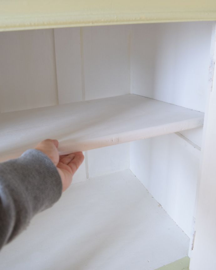 アンティークのキャビネット　アンティーク家具　優しい配色のアンティーク家具、ペイント仕上げのキャビネット。棚板があるので、整理整頓がしやすいですよ。(d-1245-f)