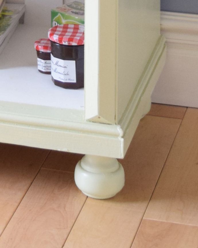 アンティークのキャビネット　アンティーク家具　優しい配色のアンティーク家具、ペイント仕上げのキャビネット。丸くて可愛い脚です。(d-1245-f)