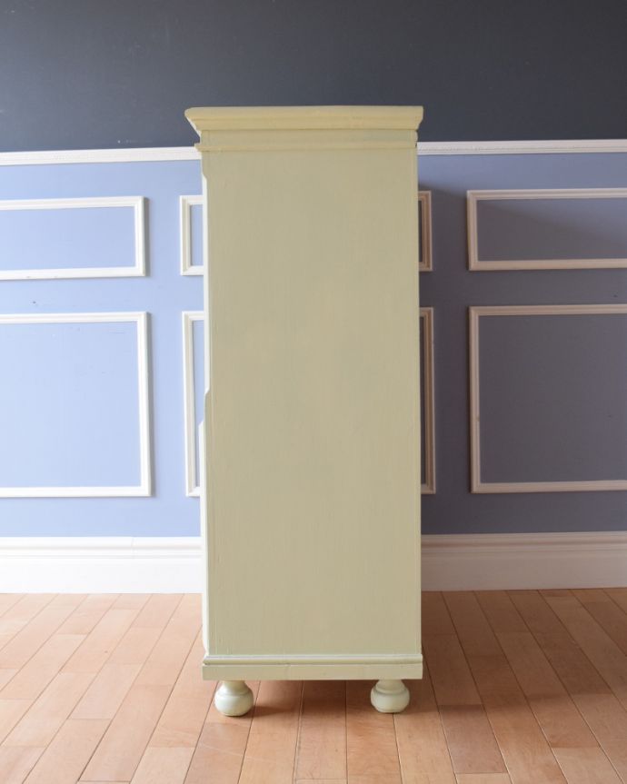 アンティークのキャビネット　アンティーク家具　優しい配色のアンティーク家具、ペイント仕上げのキャビネット。サイドもきれいにペイントされています。(d-1245-f)