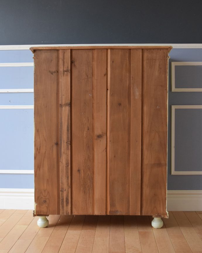 アンティークのキャビネット　アンティーク家具　優しい配色のアンティーク家具、ペイント仕上げのキャビネット。アンティークは新品ではないので、もちろん経年変化によるキズはありますが、専門の職人が目立たないようキレイにお直しをしているので、後姿までキレイです。(d-1245-f)