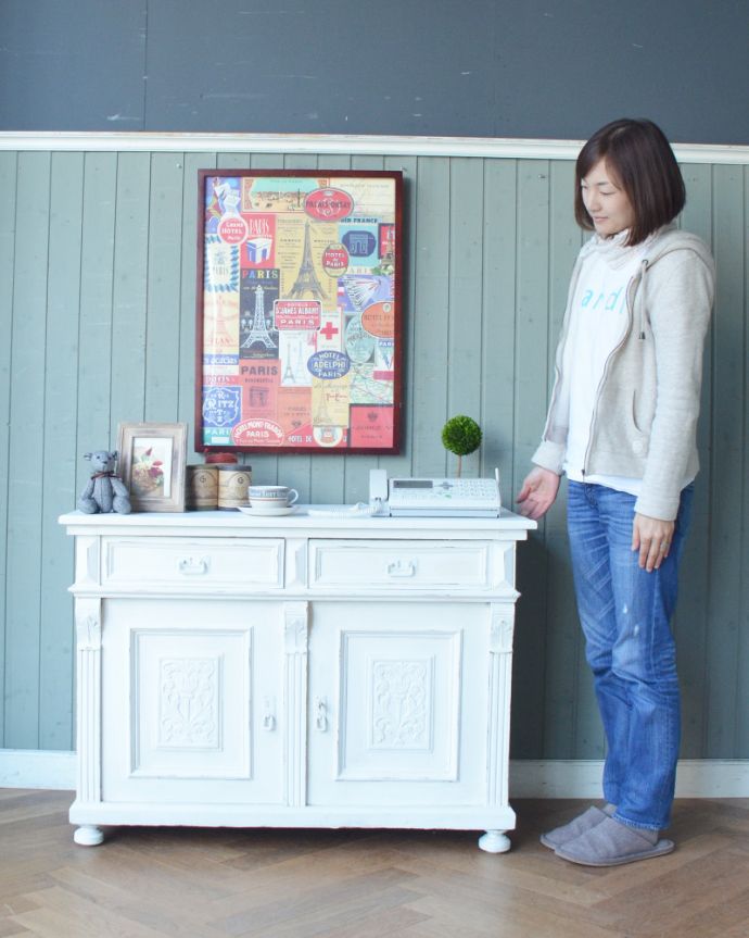 アンティークのキャビネット　アンティーク家具　フランスらしい彫りが美しいキャビネット、フランスのアンティークペイント家具。リビングでおもちゃや雑誌などの日用品を片付けたり、ダイニングで食器棚としていかがですか？とっても様になるので、リビングやキッチンの顔になってくれます！（モデルの身長は165cmです）。(d-1248-f)