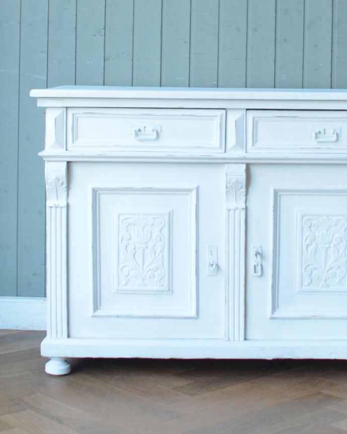 アンティークのキャビネット　アンティーク家具　フランスらしい彫りが美しいキャビネット、フランスのアンティークペイント家具。あっという間に憧れの外国のお家のような雰囲気に・・・。(d-1248-f)