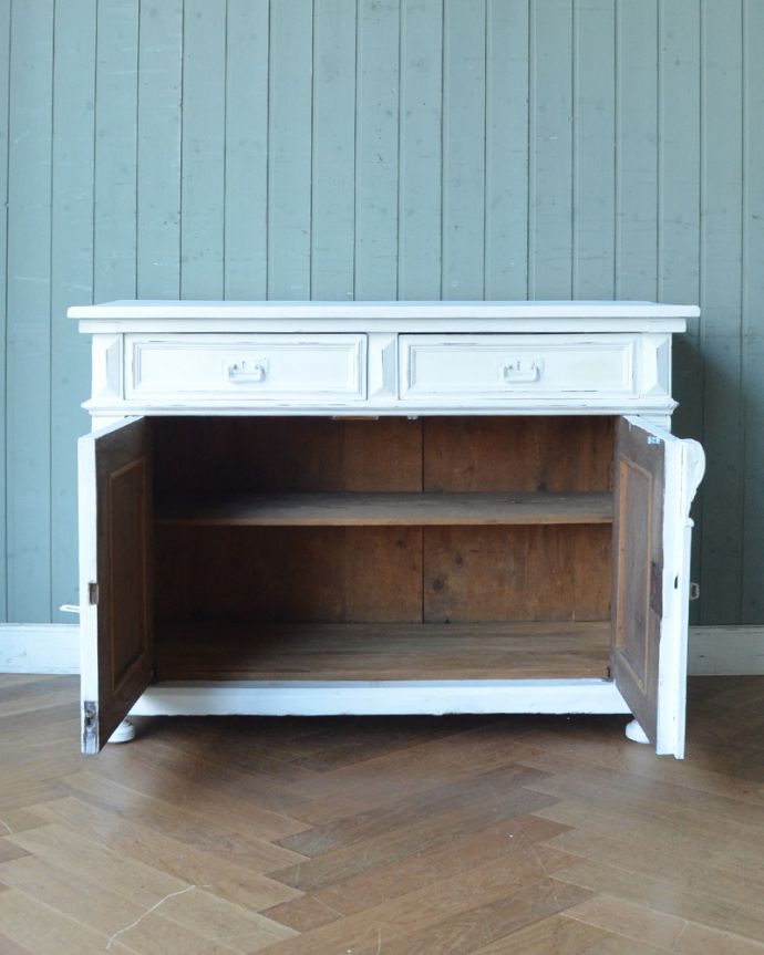 アンティークのキャビネット　アンティーク家具　フランスらしい彫りが美しいキャビネット、フランスのアンティークペイント家具。見た目の美しさはモチロン、しっかり収納力もある優れたキャビネットです。(d-1248-f)