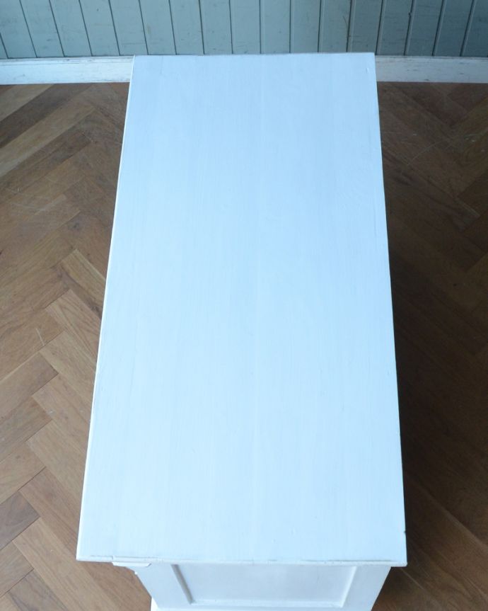 アンティークのキャビネット　アンティーク家具　フランスらしい彫りが美しいキャビネット、フランスのアンティークペイント家具。天板もキレイに仕上げました。(d-1248-f)