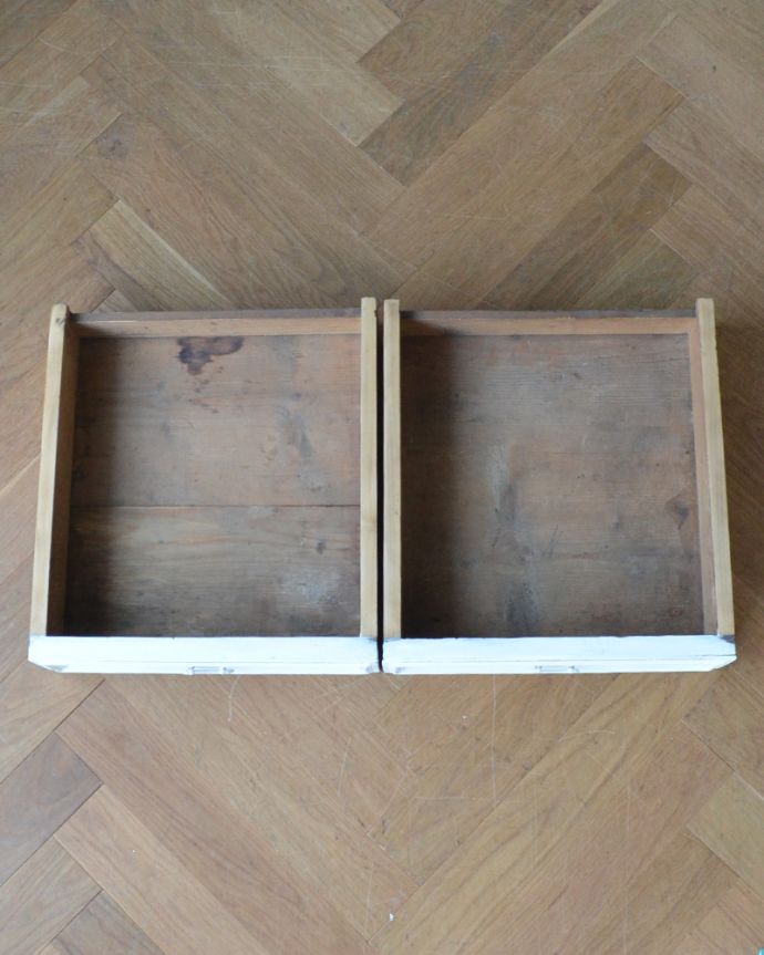 アンティークのキャビネット　アンティーク家具　フランスらしい彫りが美しいキャビネット、フランスのアンティークペイント家具。大きな引き出しが２杯付いています。(d-1248-f)