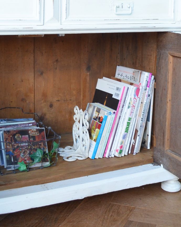 アンティークのキャビネット　アンティーク家具　フランスらしい彫りが美しいキャビネット、フランスのアンティークペイント家具。本やファイルなどの収納もできます。(d-1248-f)