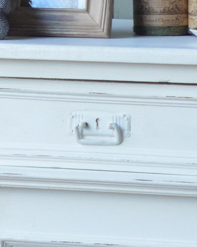 アンティークのキャビネット　アンティーク家具　フランスらしい彫りが美しいキャビネット、フランスのアンティークペイント家具。風合いがいい感じの取っ手。(d-1248-f)