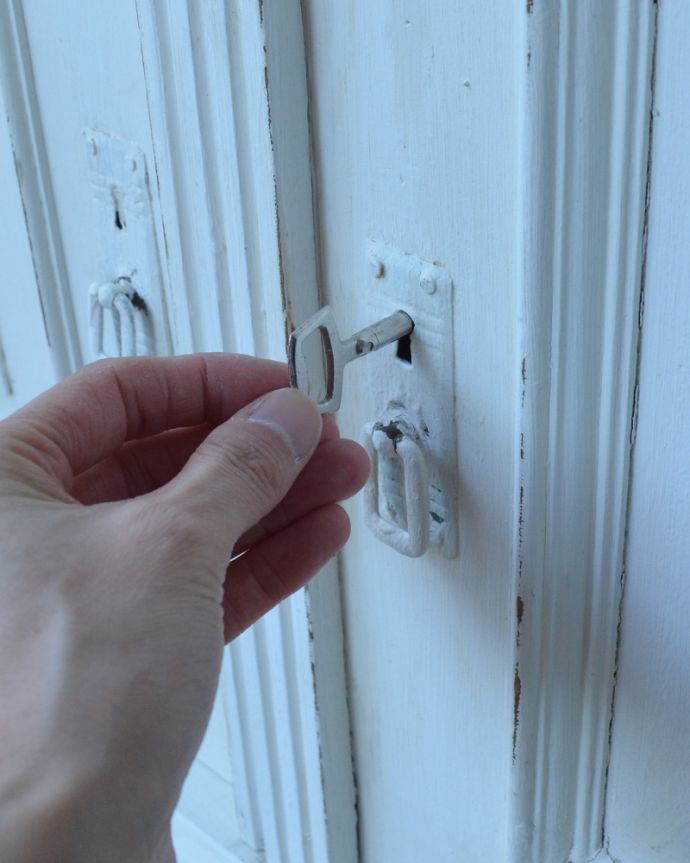 アンティークのキャビネット　アンティーク家具　フランスらしい彫りが美しいキャビネット、フランスのアンティークペイント家具。アンティークの鍵穴があります。(d-1248-f)