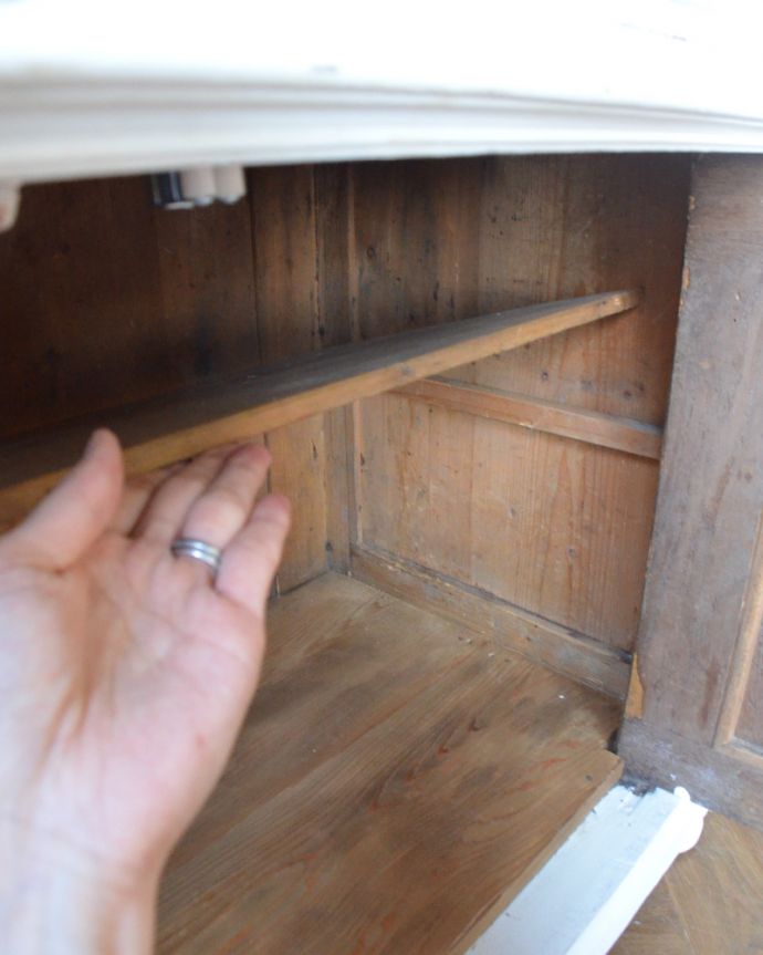 アンティークのキャビネット　アンティーク家具　フランスらしい彫りが美しいキャビネット、フランスのアンティークペイント家具。内側はキレイな状態です。(d-1248-f)