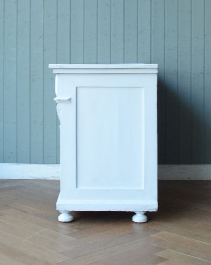 アンティークのキャビネット　アンティーク家具　フランスらしい彫りが美しいキャビネット、フランスのアンティークペイント家具。サイドもきれいにペイントされています。(d-1248-f)